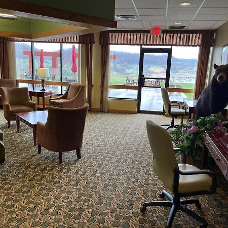 Days Inn & Suites By Wyndham Sutton Flatwoods Exterior photo
