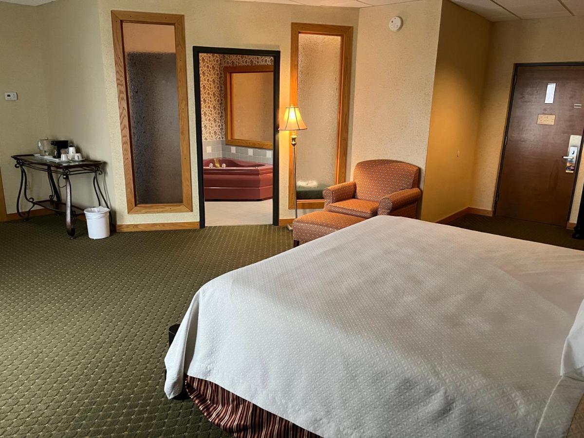 Days Inn & Suites By Wyndham Sutton Flatwoods Exterior photo