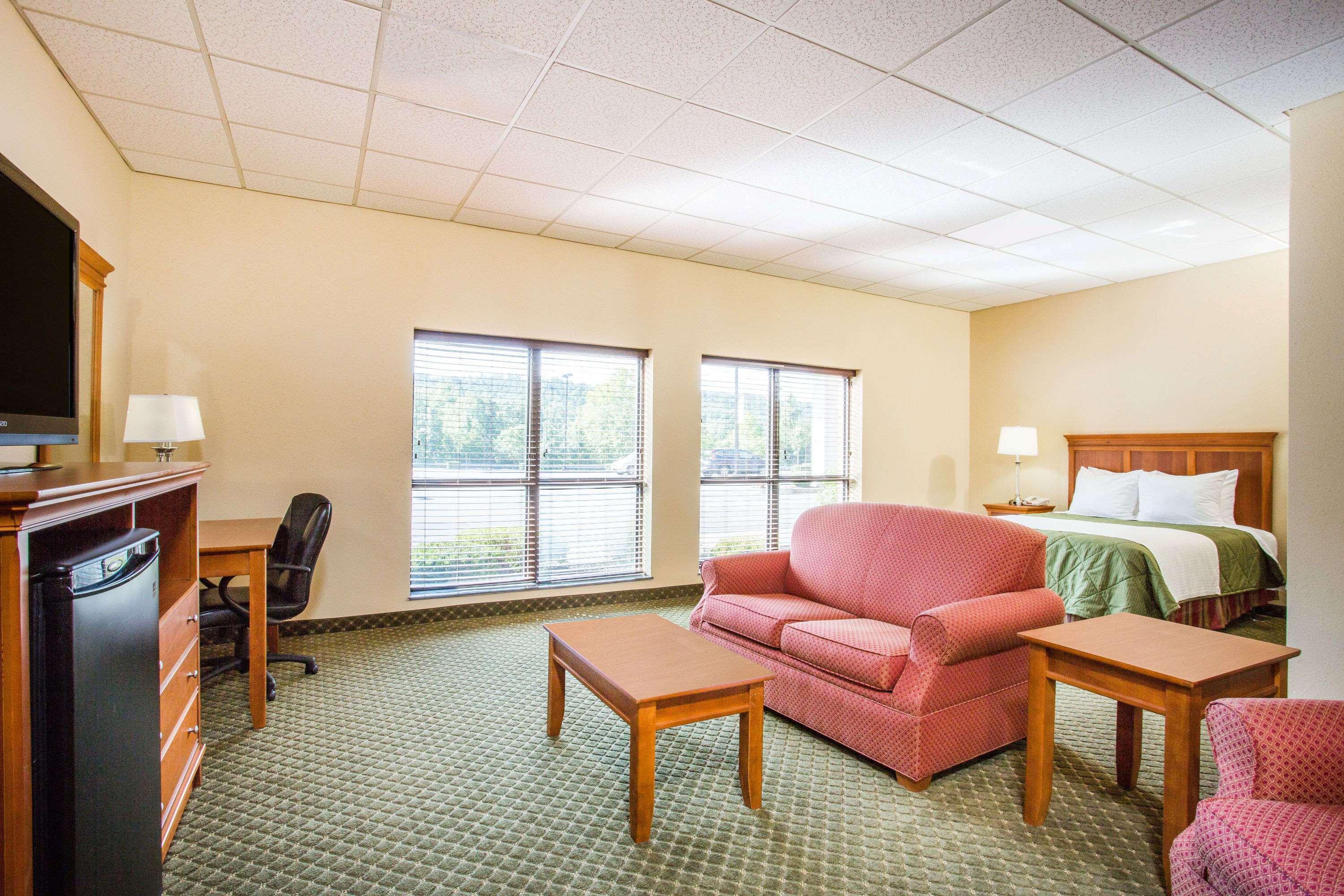Days Inn & Suites By Wyndham Sutton Flatwoods Exterior photo