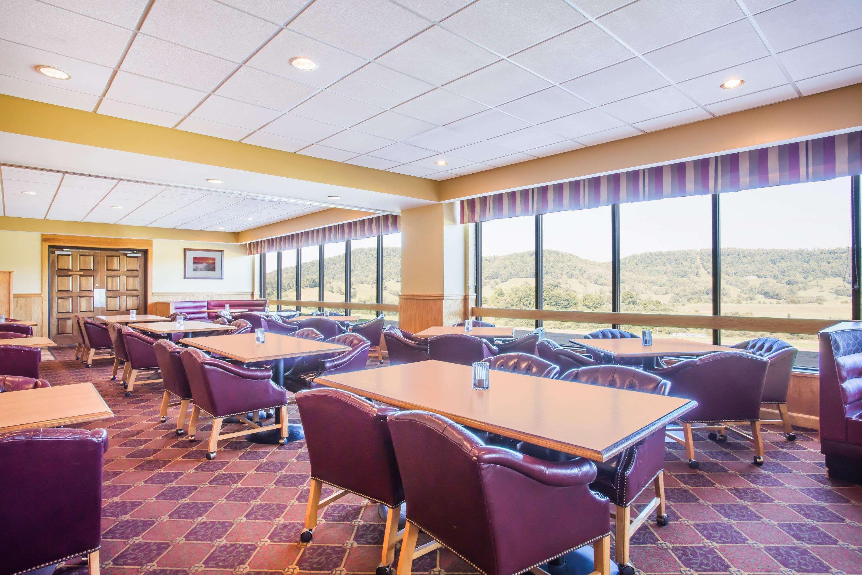 Days Inn & Suites By Wyndham Sutton Flatwoods Exterior photo