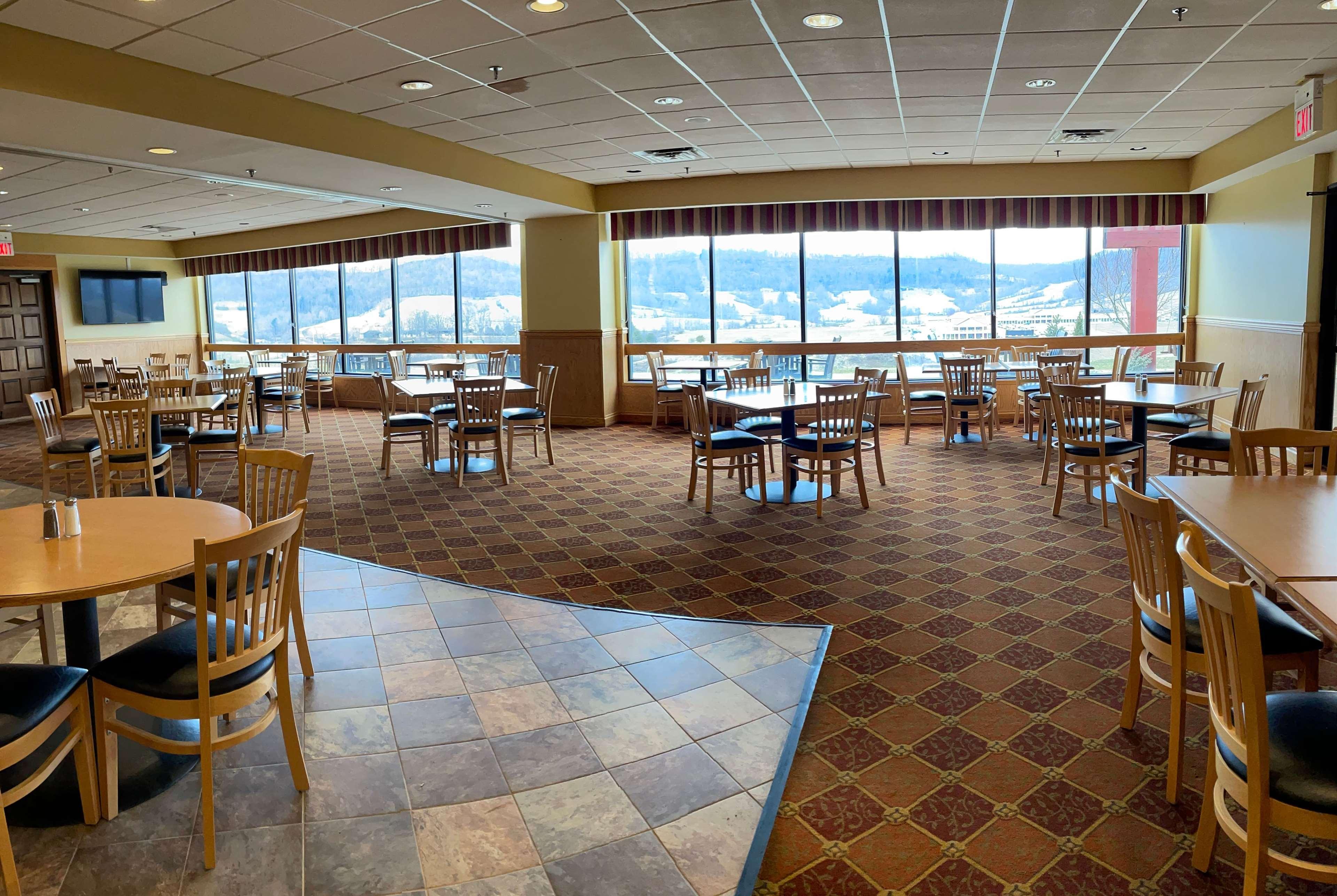 Days Inn & Suites By Wyndham Sutton Flatwoods Exterior photo